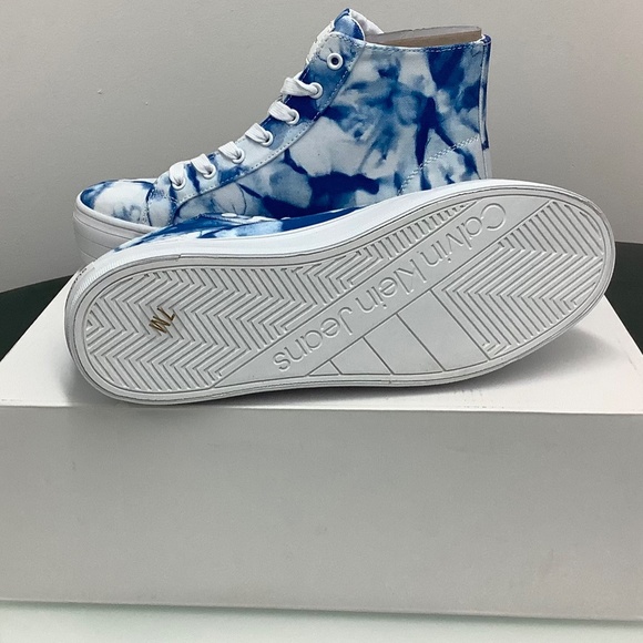 Calvin Klein - Picture 4 of 4